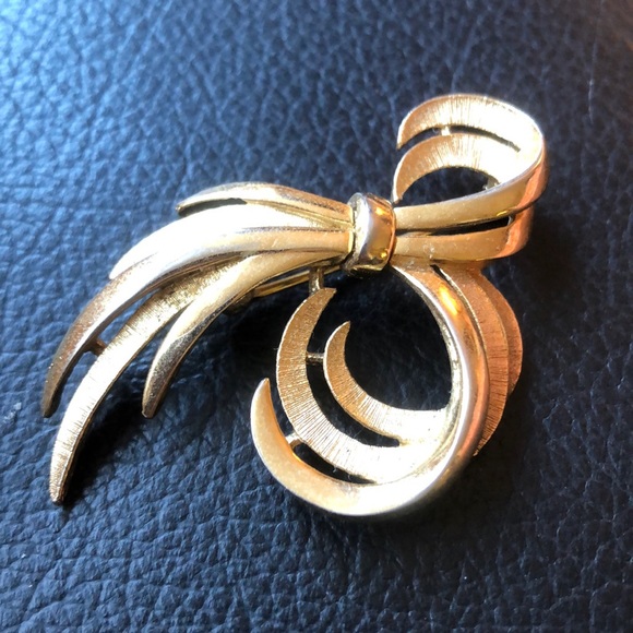 Trifari Brooch Pin high quality gold tone. - Picture 5 of 6